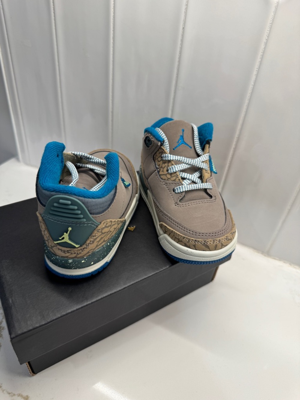 Jordan Kids' Low-Top Sneakers in Gray with Teal Accents